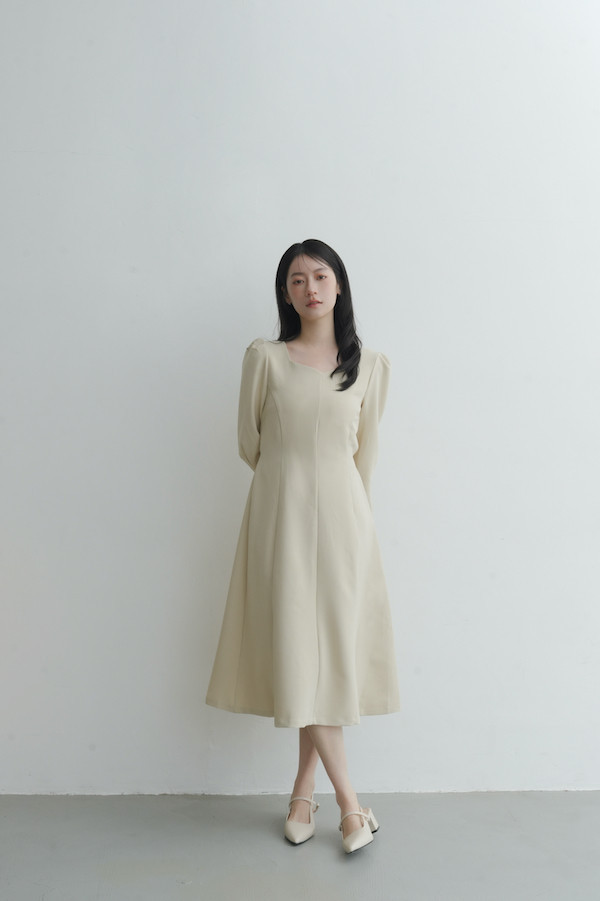 七分袖剪裁設計長洋裝(米杏) 