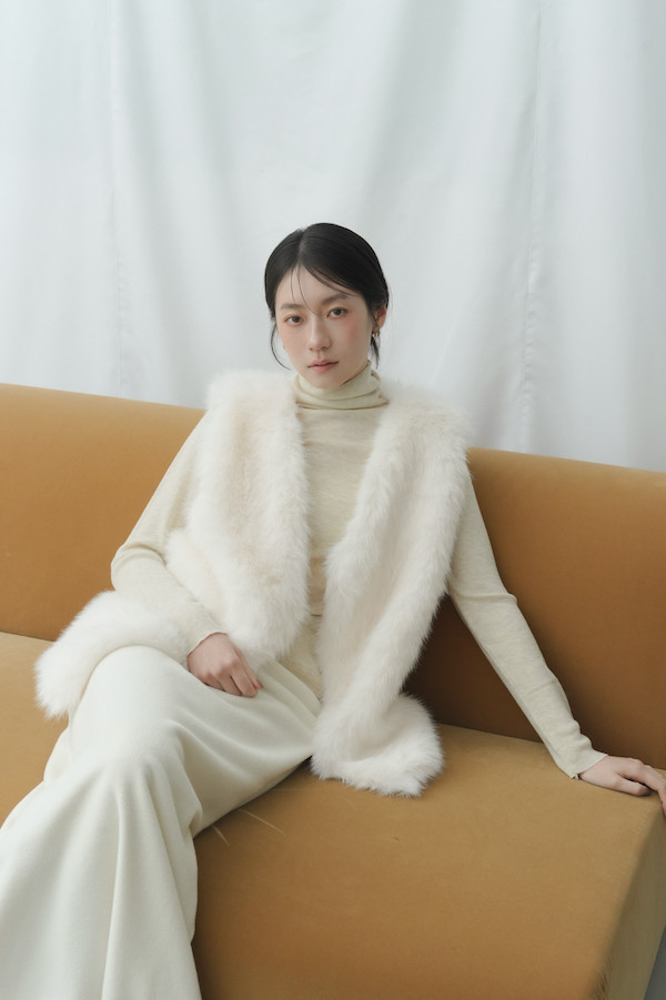 毛絨感Ｖ領光澤背心+上衣(白) 