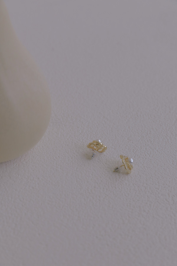 精緻珍珠花朵耳針(金) 