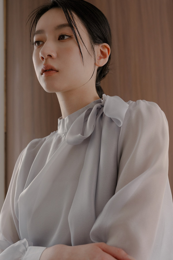蝴蝶結綁帶光澤上衣(灰藍) 