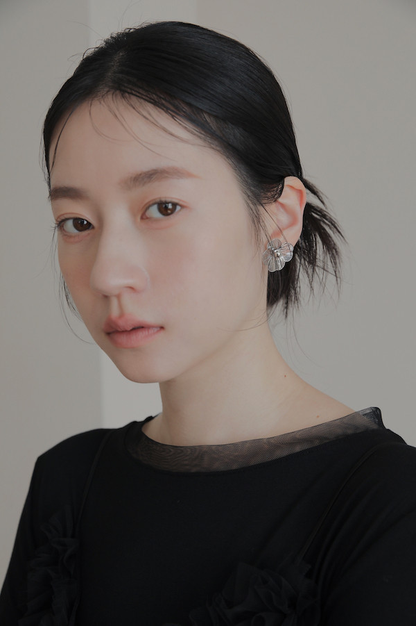 銀色線條花朵耳針 