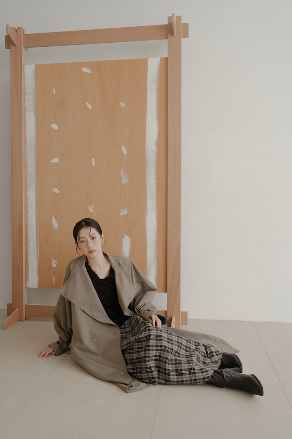 大翻領後腰縮織風衣外套(卡其) 