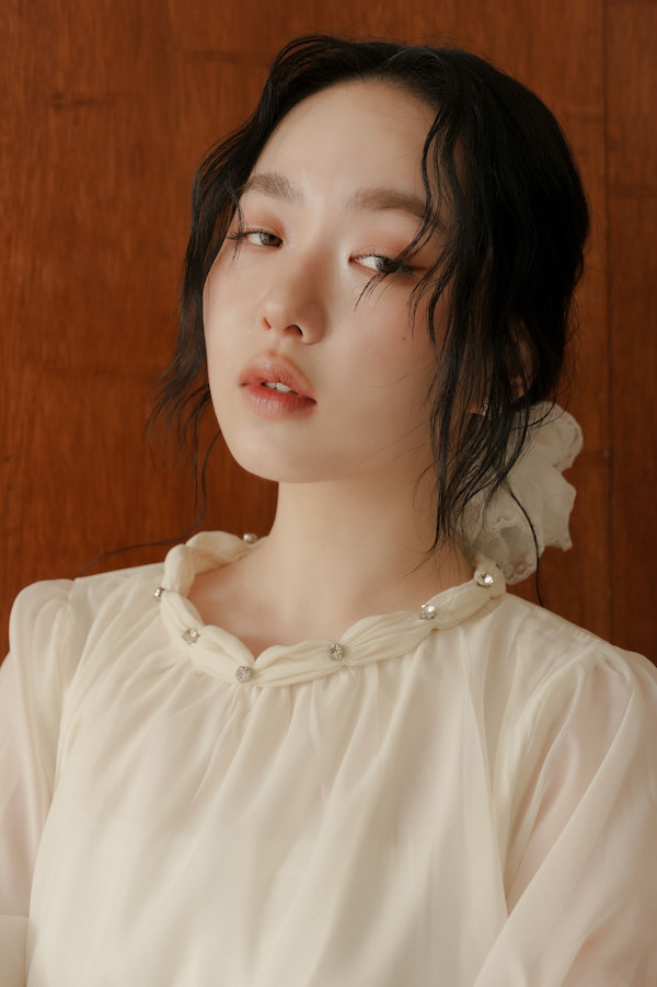 領口水鑽設計上衣(米白) 