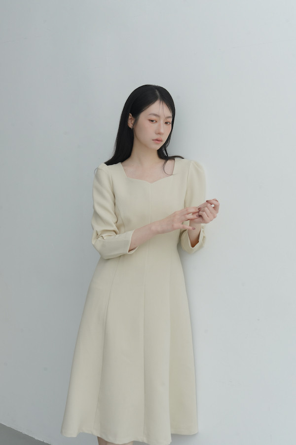 七分袖剪裁設計長洋裝(米杏) 