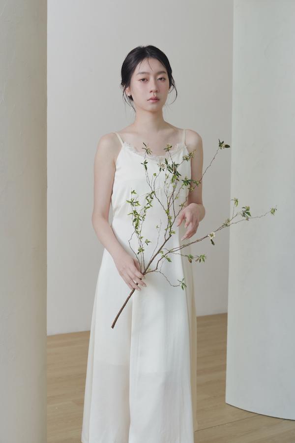 法式蕾絲緞面連身裙(米白) 