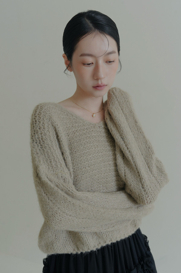 簡約Ｖ領針織落肩上衣(淺卡其) 