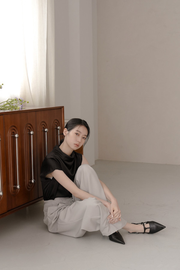 側邊抓褶垂領短袖上衣(黑) 