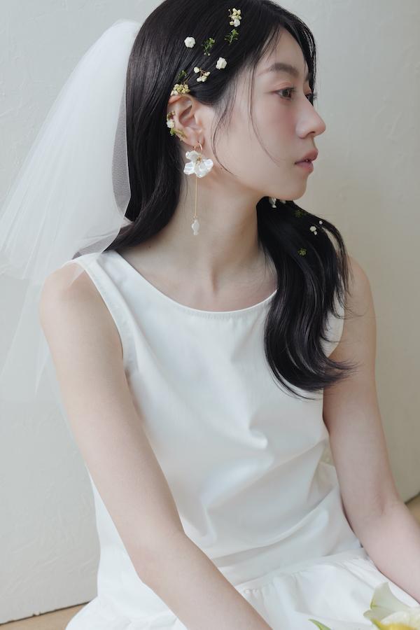 快閃-立體花瓣金色垂鍊耳針 