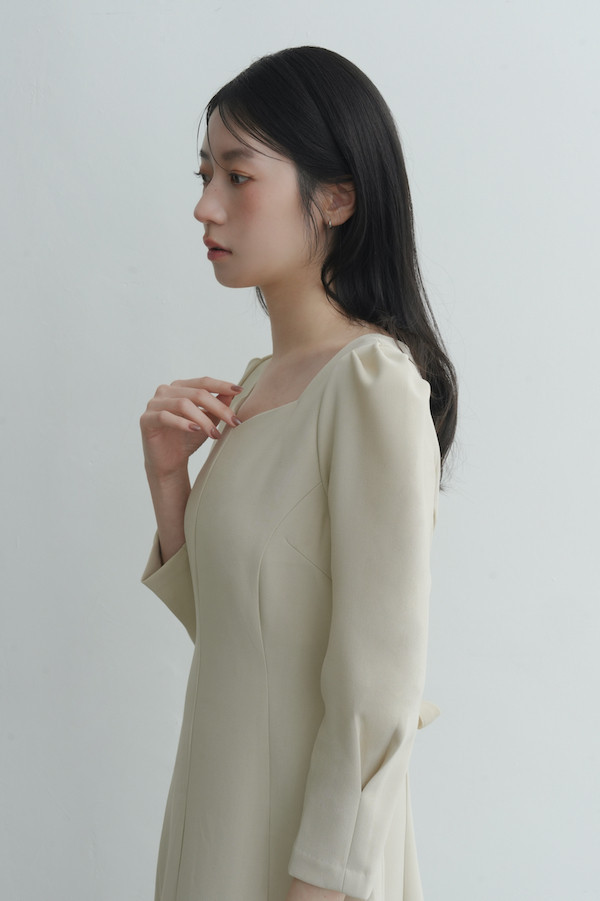 七分袖剪裁設計長洋裝(米杏) 