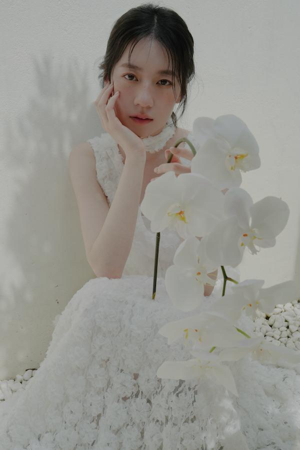 立體花朵蕾絲Ｖ領輕婚紗(白) 