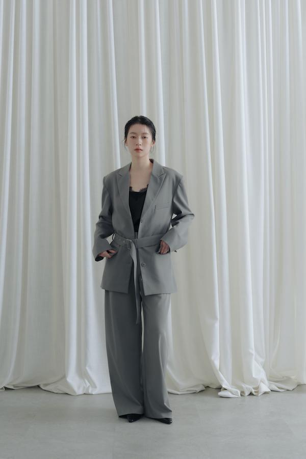 附腰帶時髦西裝外套(深灰) 