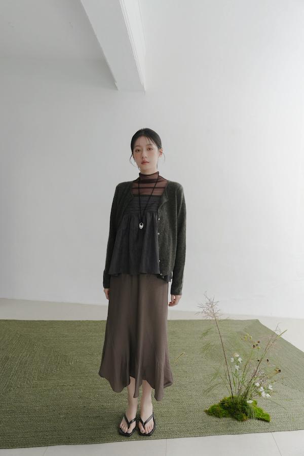 親膚柔軟圓領羊毛小外套(墨灰) 淺灰色外套, 灰色針織外套, 圓領針織衫, 排扣外套, 長袖開襟衫, 毛絨感外套, 針織罩衫, 秋季外搭, 上班通勤穿搭, 約會穿搭, 韓系女裝, WHITE OCEAN