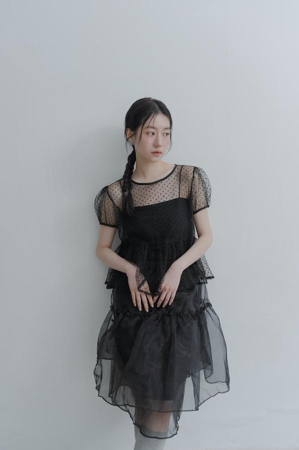 波點小包袖荷葉上衣(黑) 