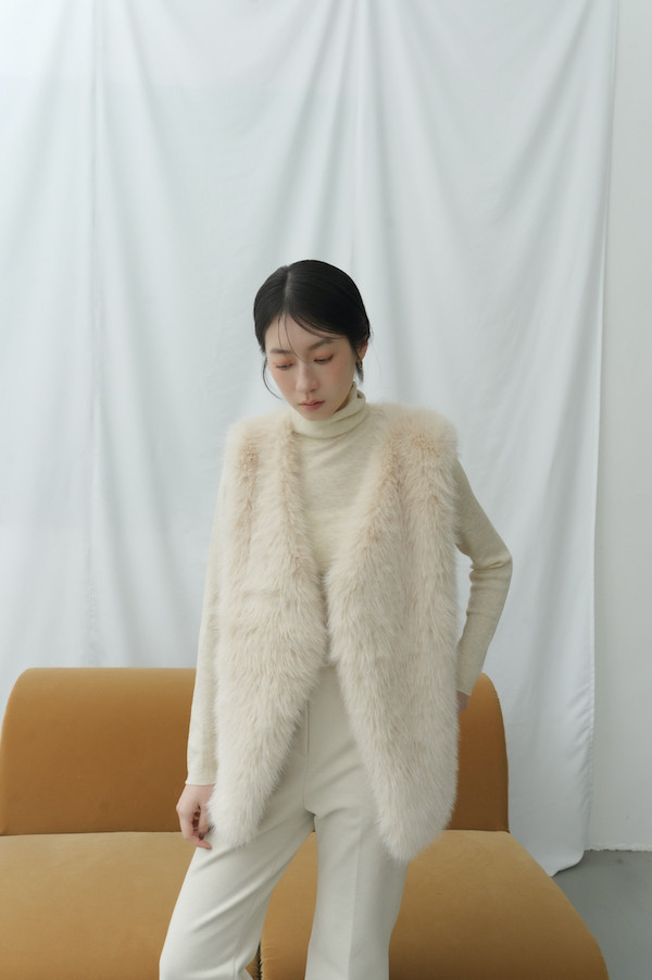 毛絨感Ｖ領光澤背心+上衣(杏) 