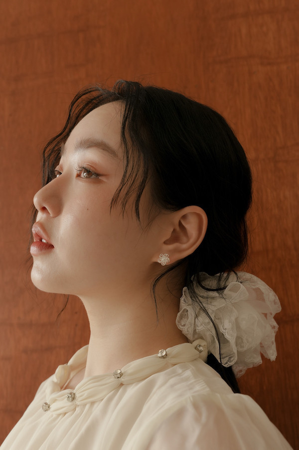精緻小花朵設計耳針 