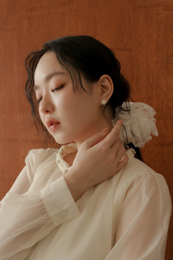 精緻小花朵設計耳針 