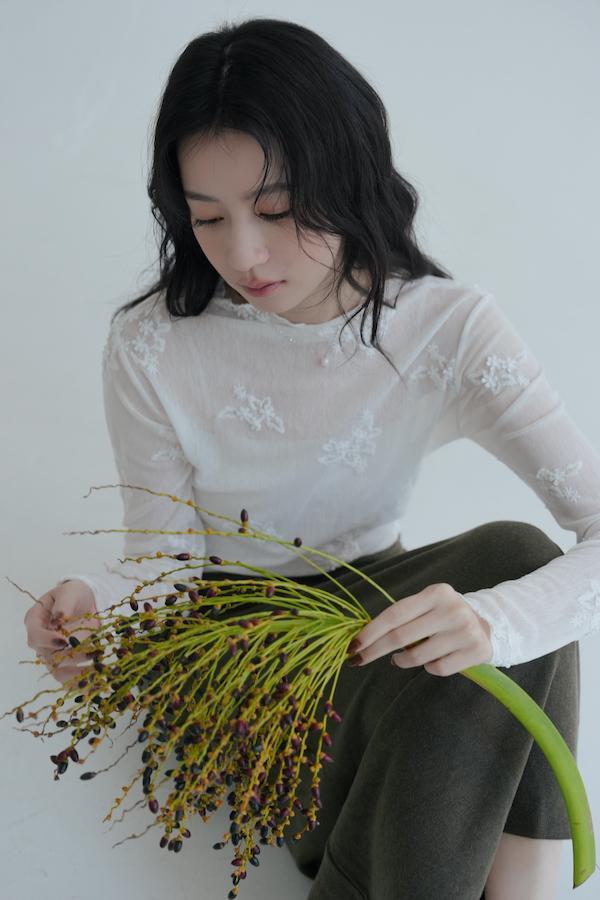 刺繡花朵透肌感上衣(白) 