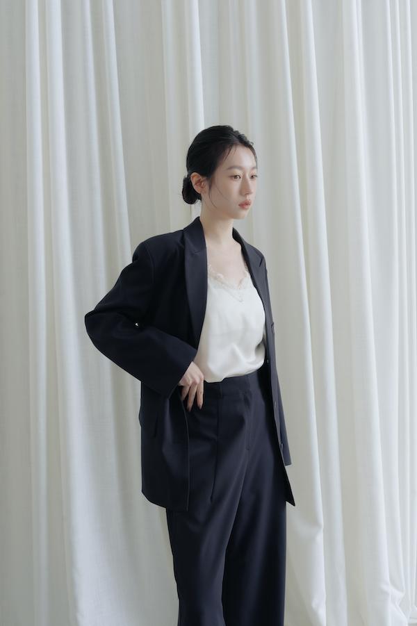 附腰帶時髦西裝外套(黑) 