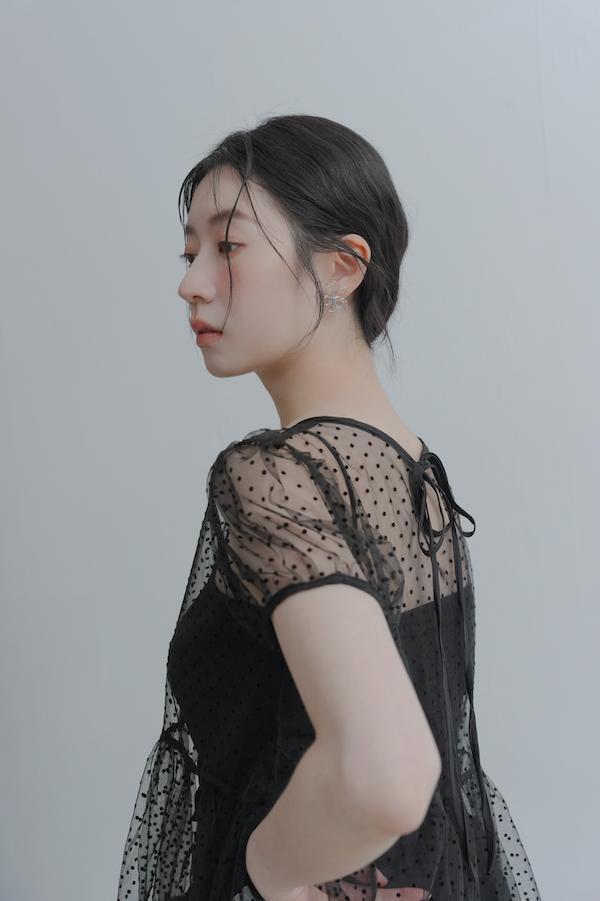 波點小包袖荷葉上衣(黑) 