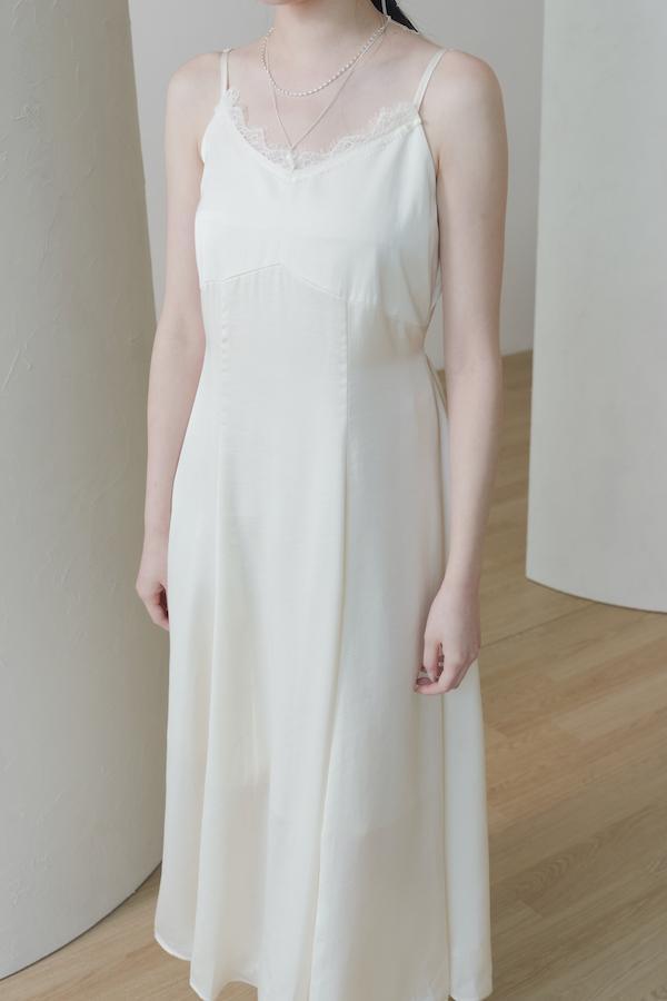 法式蕾絲緞面連身裙(米白) 
