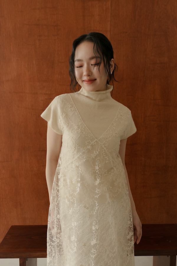 V領刺繡蕾絲背心裙(白) V領蕾絲背心裙,刺繡蕾絲洋裝外搭,日系蕾絲罩衫,層次感穿搭必備,花紋蕾絲背心裙,黑色蕾絲背心裙,秋季蕾絲穿搭
