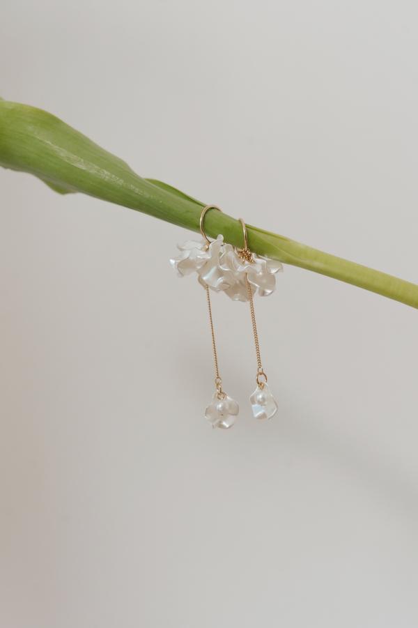 快閃-立體花瓣金色垂鍊耳針 