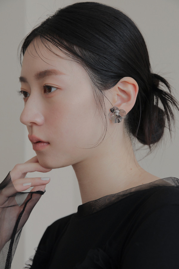 銀色線條花朵耳針 
