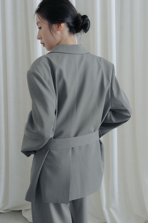 附腰帶時髦西裝外套(深灰) 