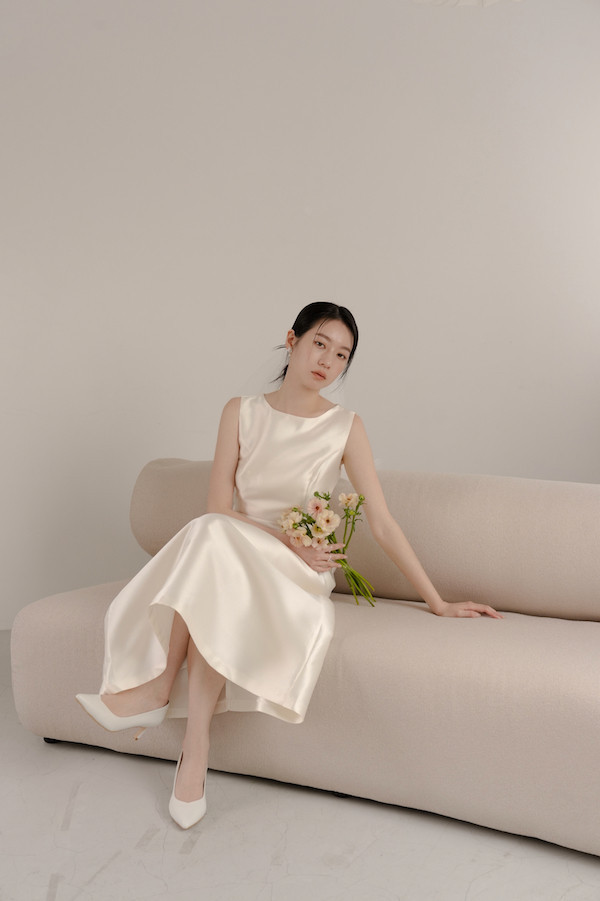 圓領無袖緞面輕婚紗(米白) 