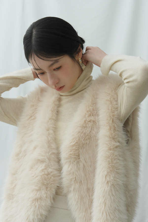 毛絨感Ｖ領光澤背心+上衣(杏) 