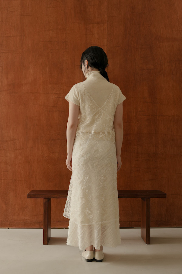 V領刺繡蕾絲背心裙(白) V領蕾絲背心裙,刺繡蕾絲洋裝外搭,日系蕾絲罩衫,層次感穿搭必備,花紋蕾絲背心裙,黑色蕾絲背心裙,秋季蕾絲穿搭
