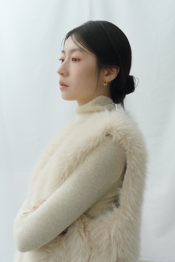 毛絨感Ｖ領光澤背心+上衣(杏) 