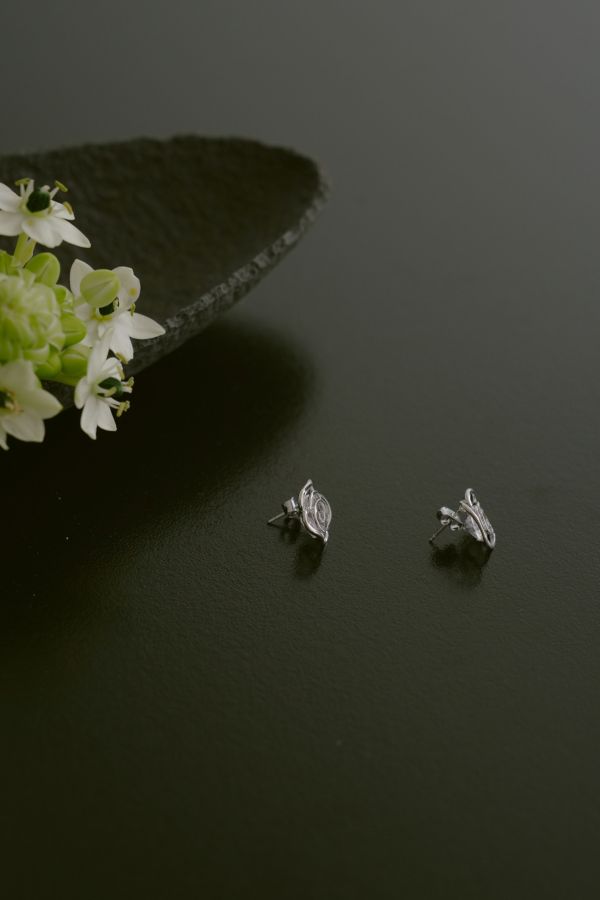 山茶花水鑽簡約耳針 