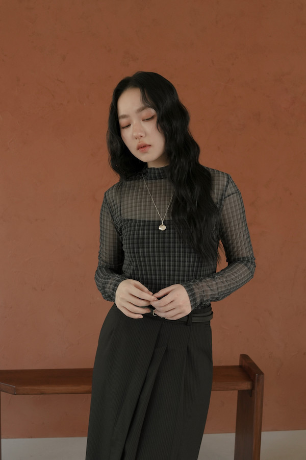 半高領透肌感格紋上衣(深灰) 