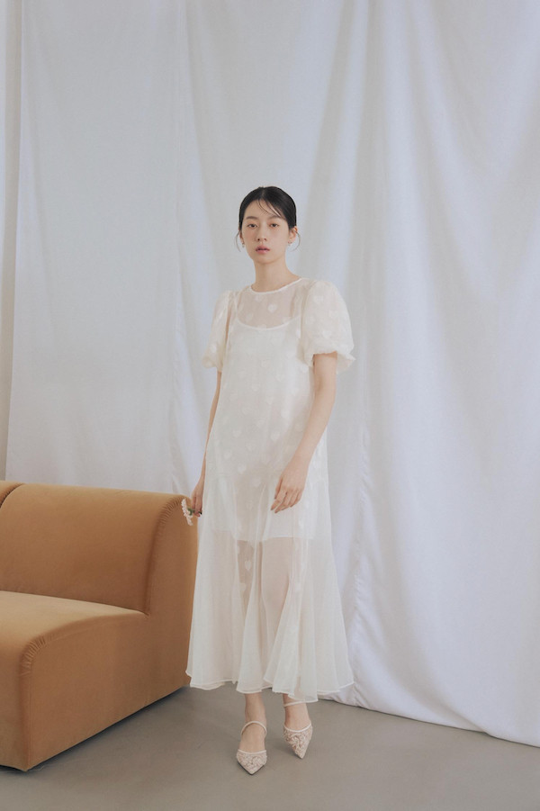 愛心蓬蓬袖長洋裝(米白) 白色愛心洋裝,蓬蓬袖長洋裝,輕婚紗推薦,甜美白色洋裝,心型紋理洋裝,夏季透紗洋裝,白色長洋裝女,浪漫感洋裝穿搭,登記穿搭,度假洋裝