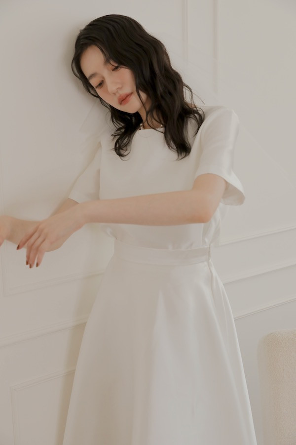 【SALE】光澤緞面圓領上衣(白) 