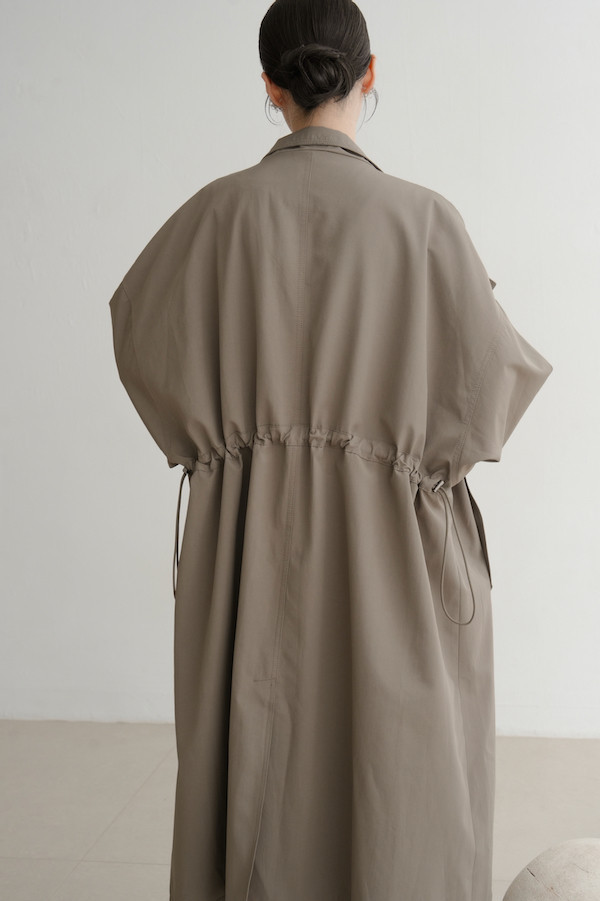 大翻領後腰縮織風衣外套(卡其) 