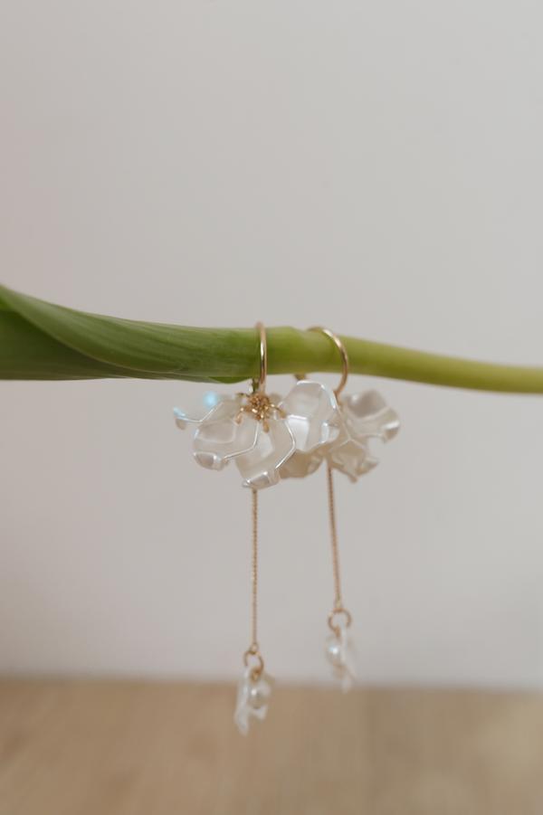 快閃-立體花瓣金色垂鍊耳針 