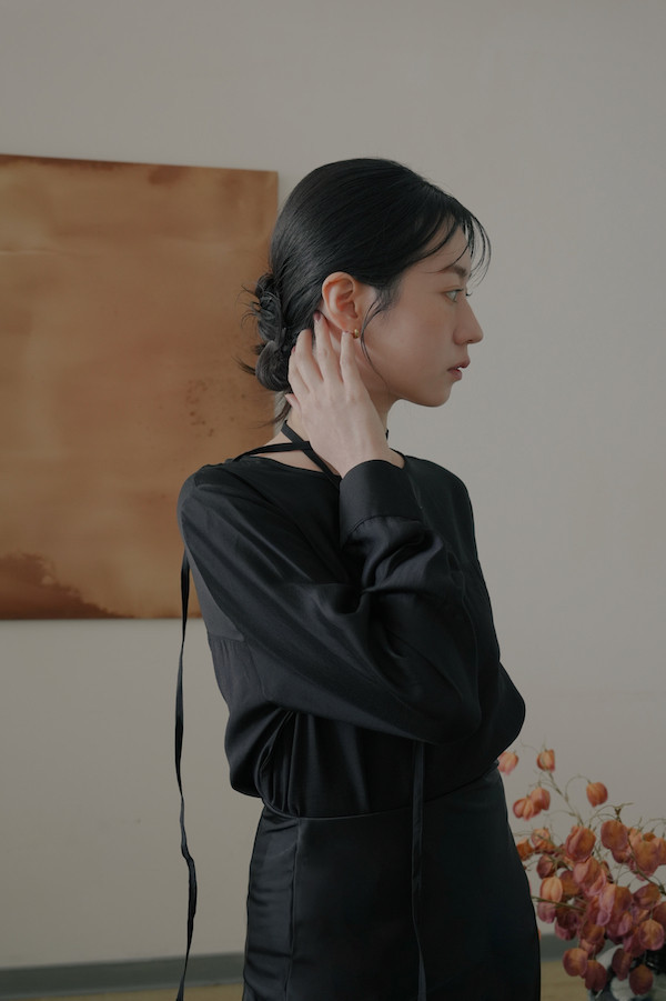 透肌感平口優雅上衣(黑) 