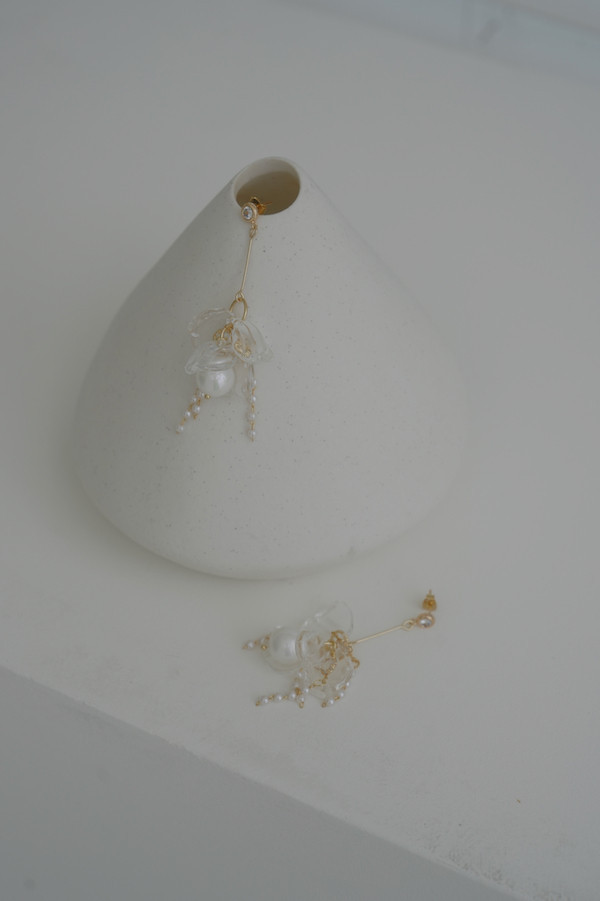 MUCHAT手作14KGP花瓣水晶白蝶貝純銀針耳環 
