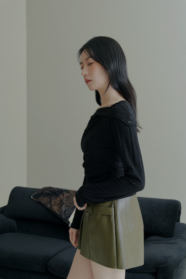 不規則卡肩坑條紋上衣(黑) 
