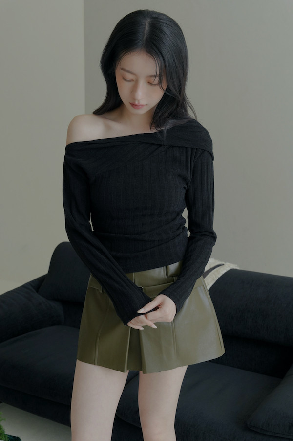 不規則卡肩坑條紋上衣(黑) 