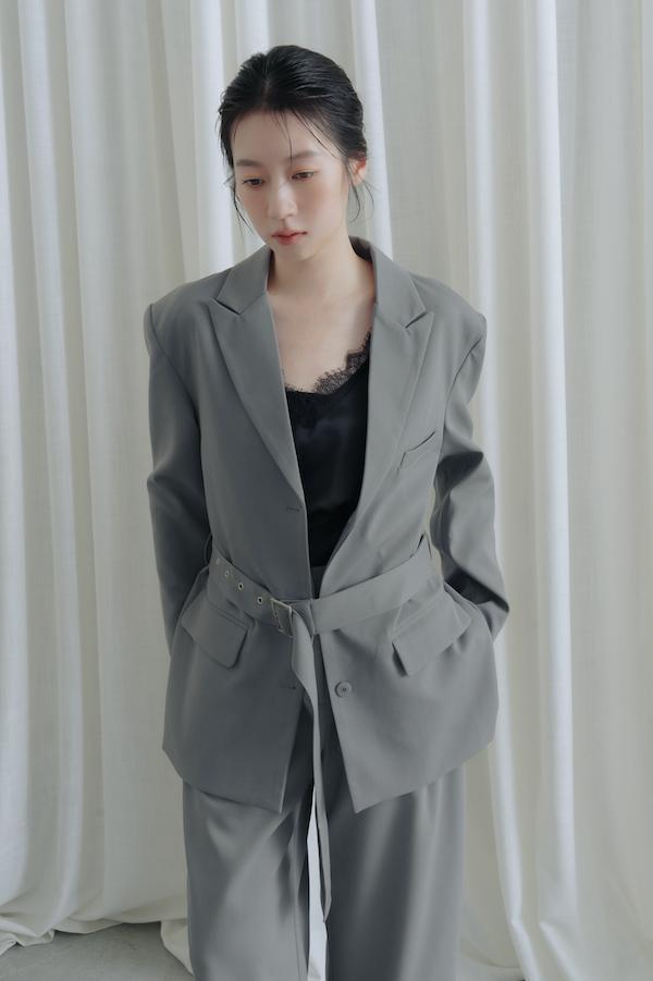 附腰帶時髦西裝外套(深灰) 