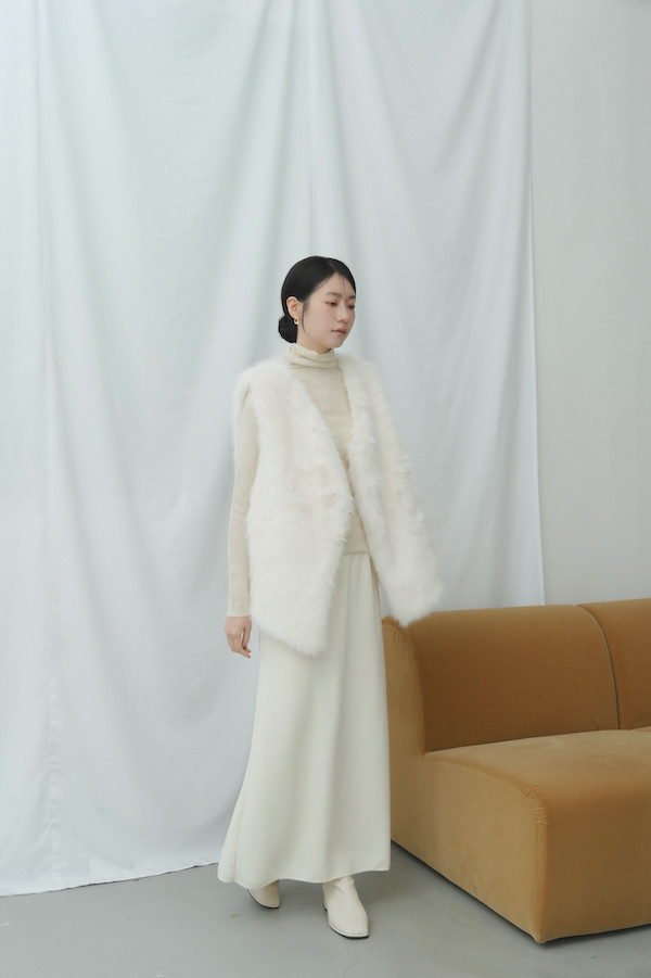毛絨感Ｖ領光澤背心+上衣(白) 
