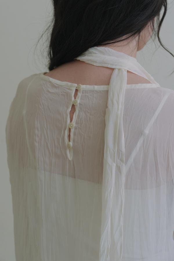 【SALE】附領巾皺皺紋理透肌感上衣(白) 