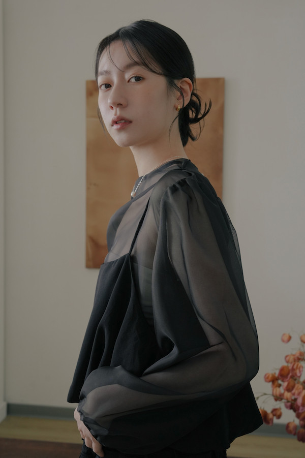 假兩件式透肌花苞上衣(黑) 