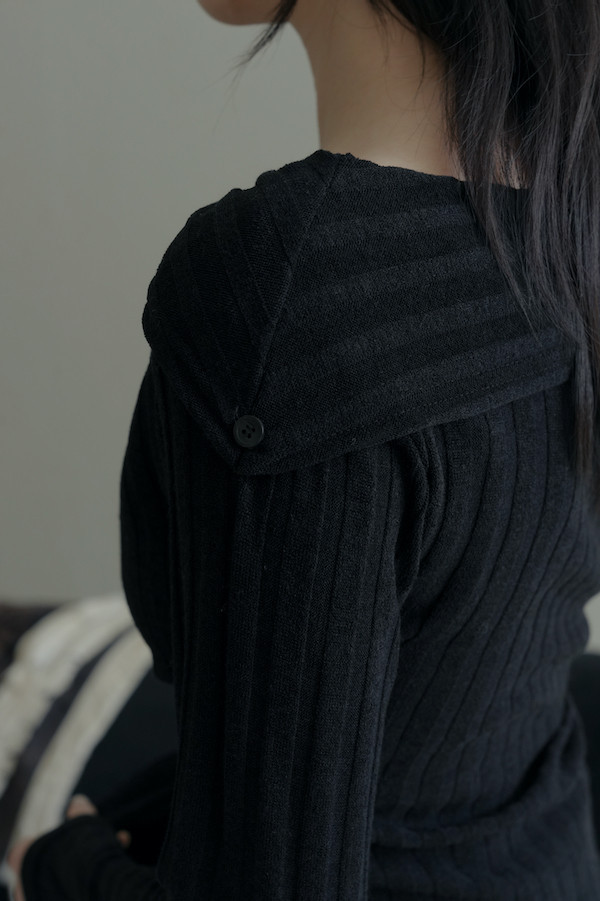 不規則卡肩坑條紋上衣(黑) 