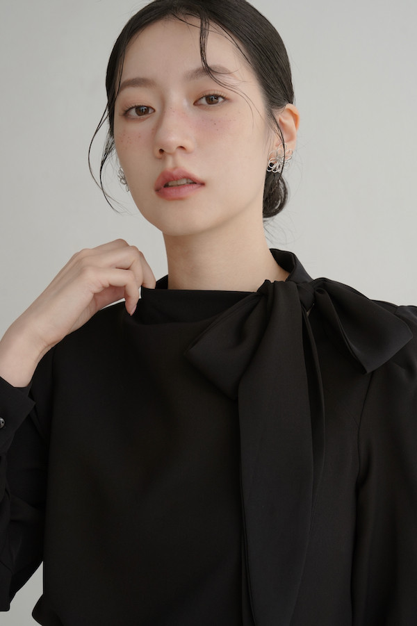 側邊綁帶設計長袖上衣(黑) 