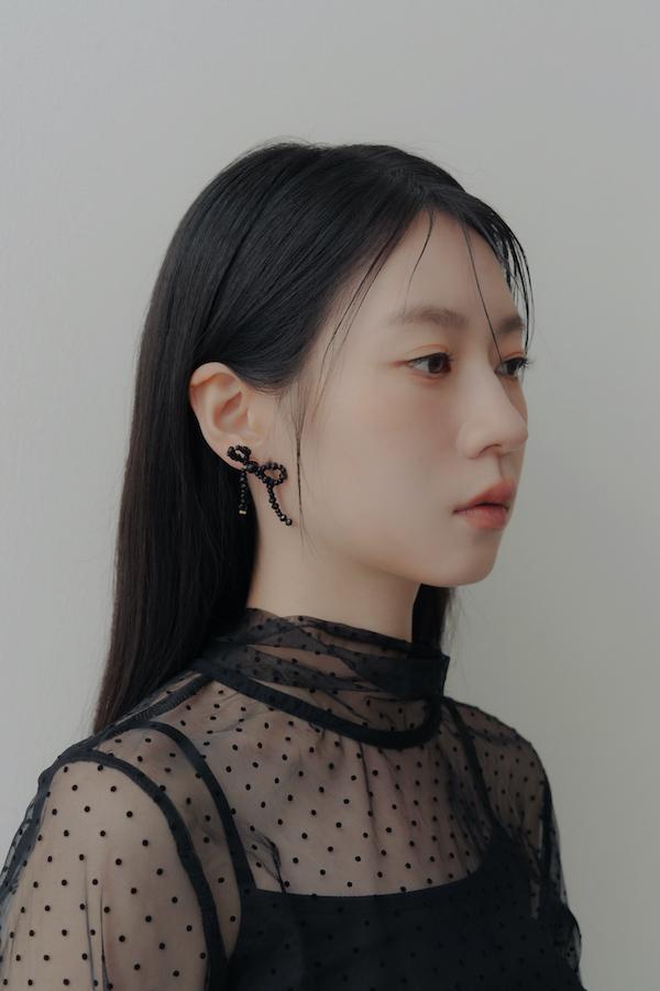 黑色蝴蝶結圓珠耳針 