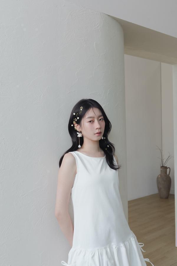 快閃-立體花瓣金色垂鍊耳針 